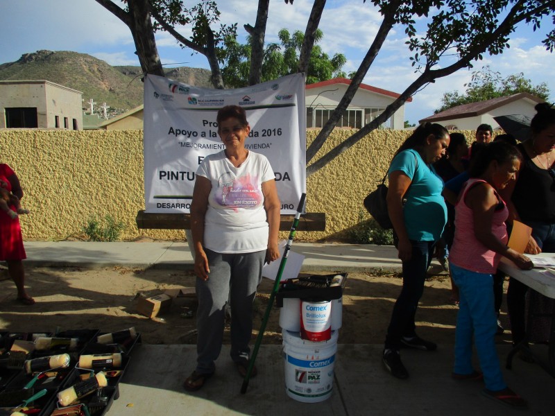 BENEFIA INVI A FAMILIAS CON PAQUETES DE PINTURA PARA LA FACHADA DE SUS  VIVIENDAS - Instituto de Vivienda de Baja California Sur